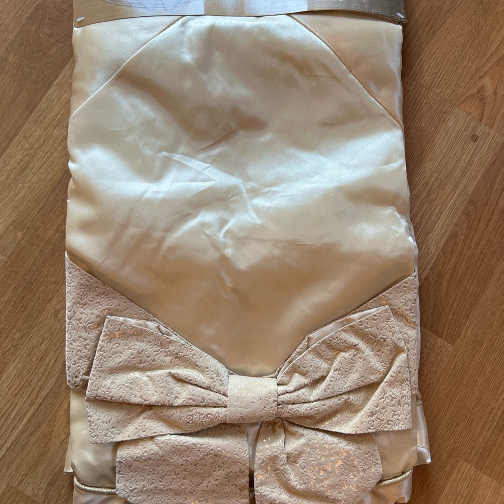 Jaclyn Smith Glimmer & Glisten Gold Christmas Tree Skirt NEW